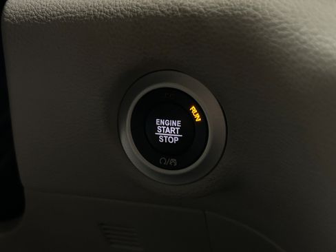 Used 2023 Chrysler Pacifica Limited FWD image 12