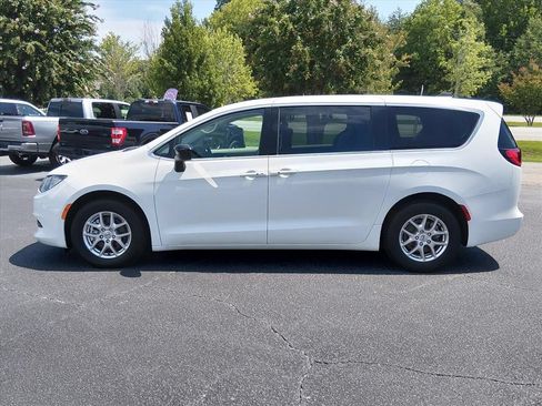 Used 2024 Chrysler Voyager LX FWD image 7