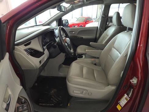Used 2020 Toyota Sienna XLE FWD image 14