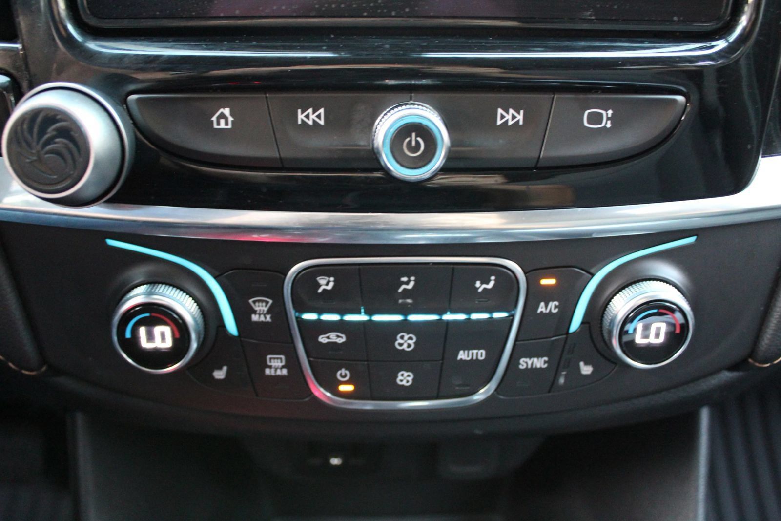Used 2019 Chevrolet Traverse LT FWD image 24
