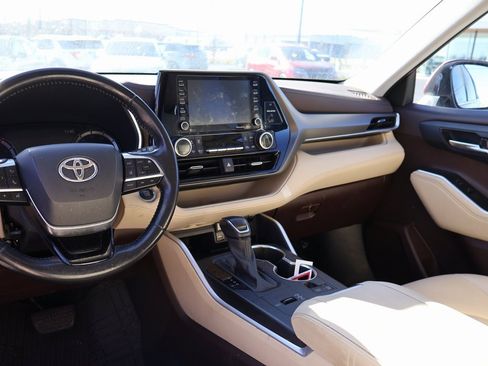 Used 2021 Toyota Highlander XLE image 12