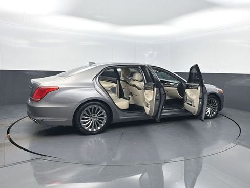Used 2018 Genesis G90 3.3T Premium RWD image 40