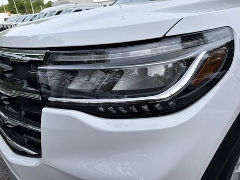 Used 2025 Ford Explorer Active w/ Active Comfort Package RWD image 11