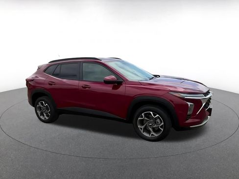 Used 2025 Chevrolet Trax LT w/ LT Convenience Package FWD image 2