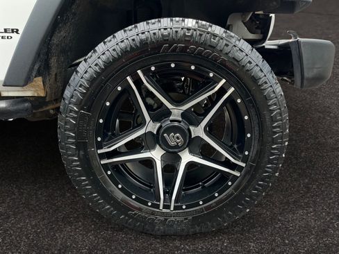 Used 2017 Jeep Wrangler Unlimited Rubicon w/ Connectivity Group image 14