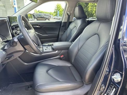 Used 2025 Toyota Highlander XLE AWD/4WD image 15