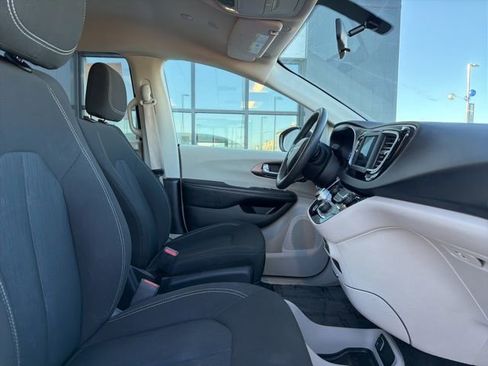 Used 2022 Chrysler Voyager LX image 12