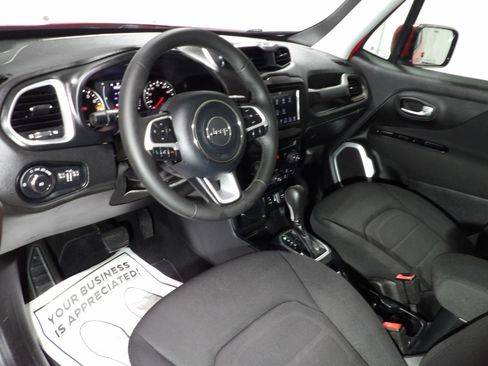 Used 2018 Jeep Renegade Latitude FWD image 10