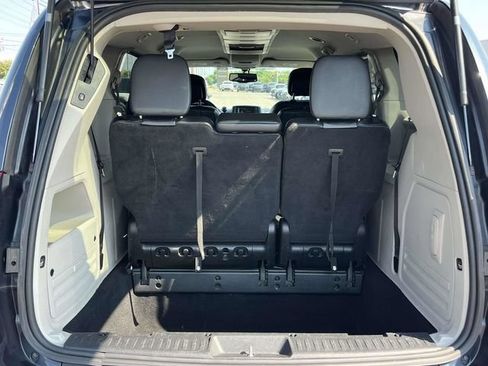Used 2014 Chrysler Town & Country Touring-L w/ Driver Convenience Group FWD image 21