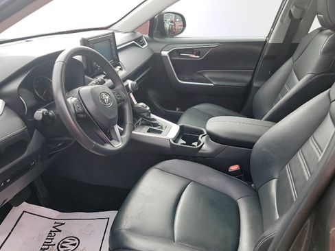 Used 2021 Toyota RAV4 XLE Premium image 10