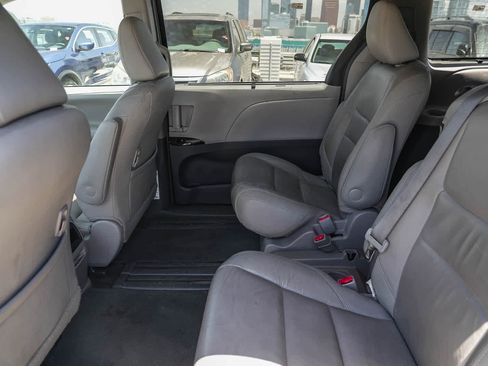 Used 2017 Toyota Sienna XLE w/ XLE Navigation Package FWD image 14