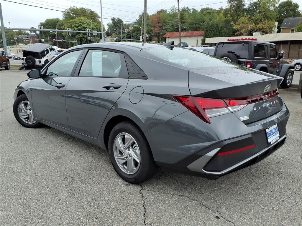 Used 2026 Hyundai Elantra SE FWD image 6