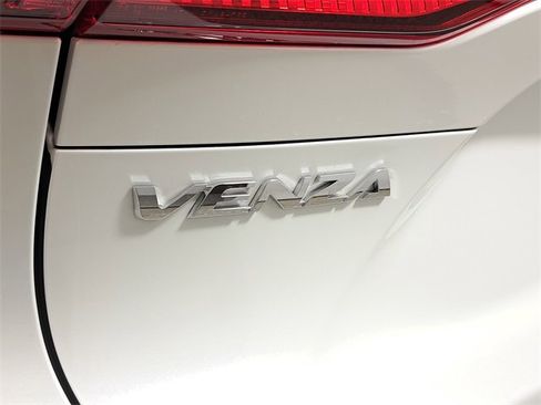 Used 2022 Toyota Venza XLE image 9