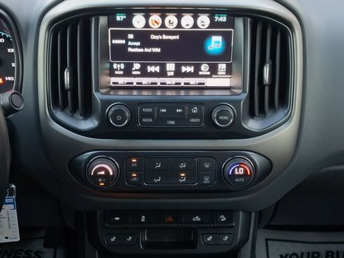 Used 2018 Chevrolet Colorado Z71 w/ Z71 Midnight Edition AWD/4WD image 11