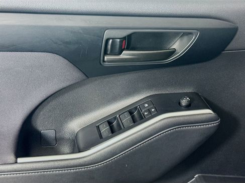 Used 2023 Toyota Highlander LE image 18