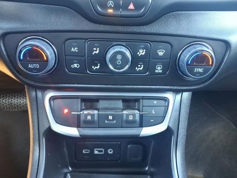Used 2024 GMC Terrain SLE w/ Driver Convenience Package FWD image 18