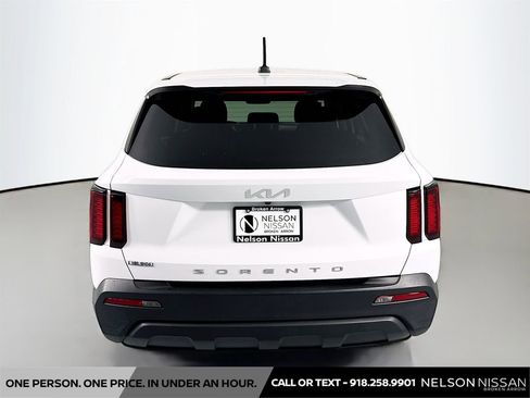 Used 2022 Kia Sorento LX FWD image 6