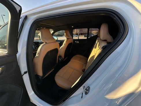 Used 2022 Volvo XC40 T5 Inscription w/ Climate Package image 18