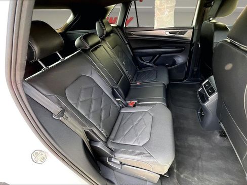 Used 2025 Volkswagen Atlas Cross Sport SE image 25