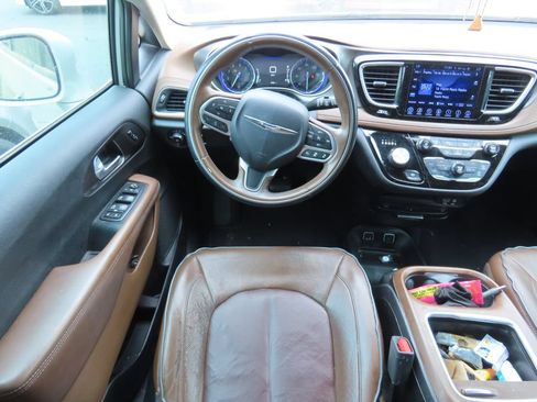 Used 2017 Chrysler Pacifica Limited w/ UConnect Theater Package FWD image 4