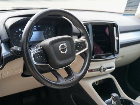 Used 2021 Volvo XC40 T5 Momentum w/ Premium Package image 46