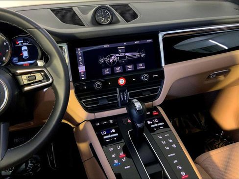 Certified 2023 Porsche Macan AWD/4WD image 16