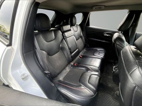 Used 2019 Jeep Cherokee Trailhawk w/ Cold Weather Group AWD/4WD image 21