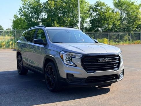 Used 2023 GMC Terrain SLE w/ Driver Convenience Package FWD image 4