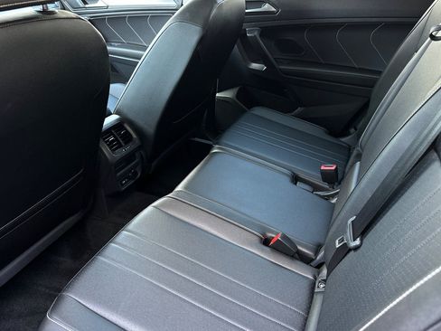 Used 2023 Volkswagen Tiguan SE w/ Panoramic Sunroof Package FWD image 12