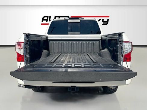 Used 2024 Nissan Titan SV w/ SV Convenience Package RWD image 25