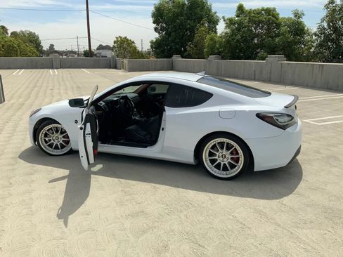 Used 2016 Hyundai Genesis Coupe 3.8 RWD image 9