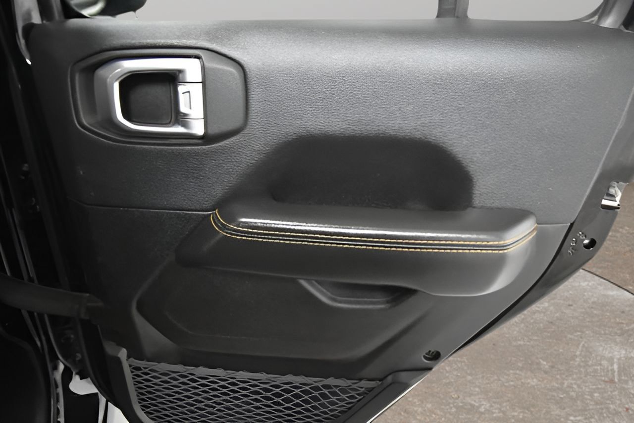 Used 2025 Jeep Wrangler Unlimited Sahara AWD/4WD image 15