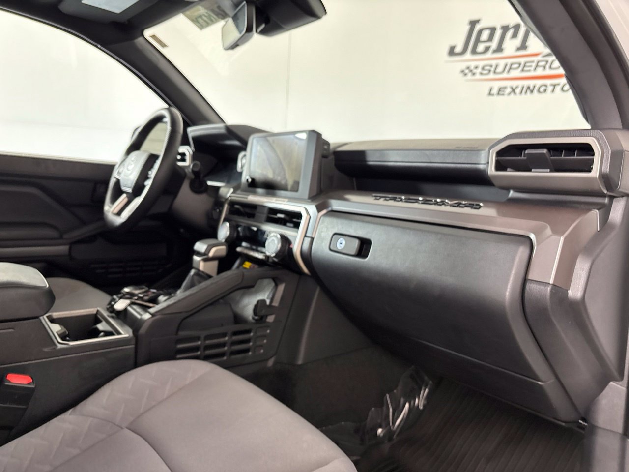 Used 2024 Toyota Tacoma SR5 AWD/4WD image 32