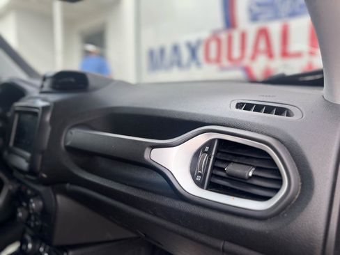 Used 2018 Jeep Renegade Latitude AWD/4WD image 48
