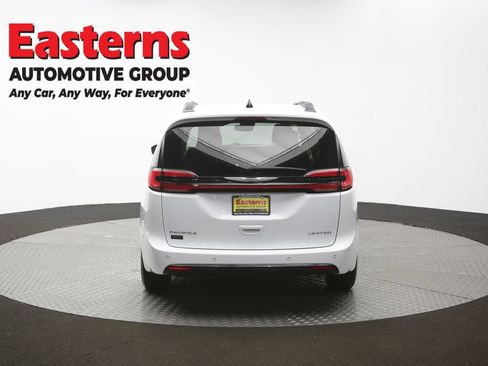 Used 2023 Chrysler Pacifica Limited FWD image 39