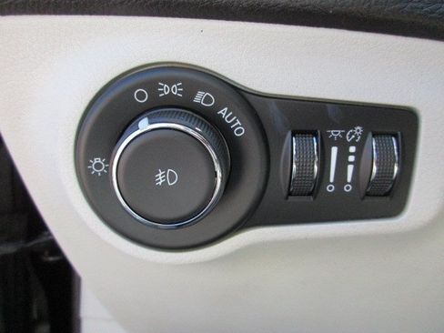 Used 2017 Jeep Compass Latitude AWD/4WD image 18