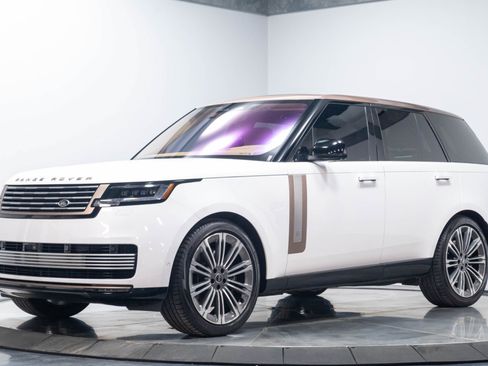 Used 2023 Land Rover Range Rover SV AWD/4WD image 2