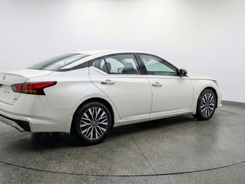 Used 2025 Nissan Altima 2.5 SV FWD image 9