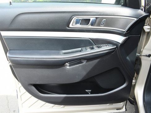 Used 2017 Ford Explorer XLT image 13