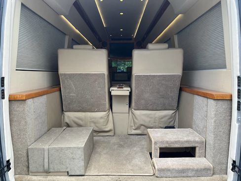 Used 2005 Dodge Sprinter 2500 w/ Cooling Group RWD image 7