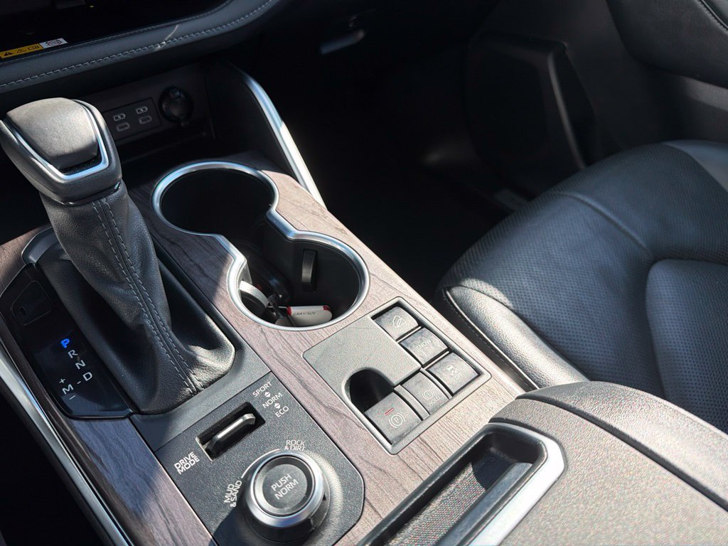 Used 2025 Toyota Highlander Limited AWD/4WD image 18