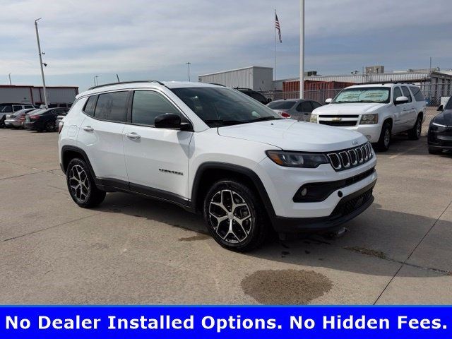Used 2024 Jeep Compass Latitude AWD/4WD image 2