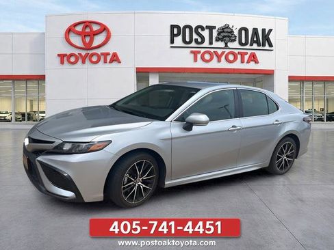 Used 2023 Toyota Camry SE FWD image 3