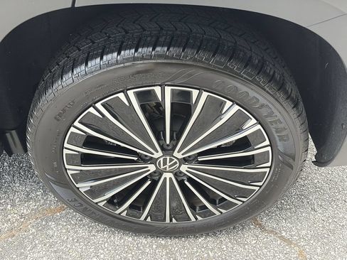 Certified 2025 Volkswagen Taos SE FWD image 30