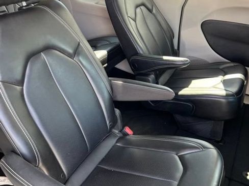 Certified 2023 Chrysler Pacifica Touring-L FWD image 14