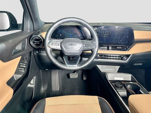 Used 2026 Chevrolet Equinox ACTIV FWD image 3