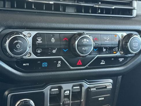 Used 2024 Jeep Wrangler Unlimited Sahara image 17