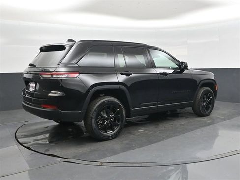 New 2025 Jeep Grand Cherokee Altitude image 4