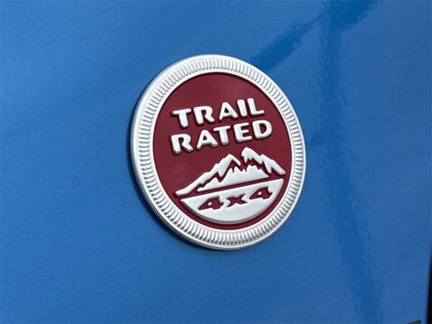 Used 2022 Jeep Cherokee Trailhawk image 10