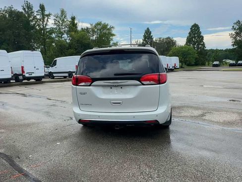 Used 2017 Chrysler Pacifica Touring-L FWD image 7